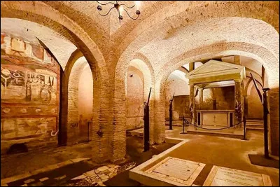 Quelle est cette &eacute;glise, situ&eacute;e pr&egrave;s du Colis&eacute;e entre les collines du Caelius et de l'Esquilin - compos&eacute;e de trois niveaux : sous la basilique actuelle du XIe si&egrave;cle se trouve une autre basilique elle-m&ecirc;me &eacute;difi&eacute;e au dessus d'&eacute;difices romains ?