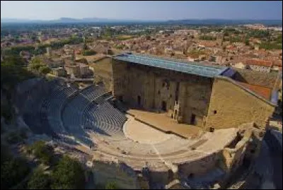Quelle ville du Vaucluse est connue pour son th&eacute;&acirc;tre antique ?