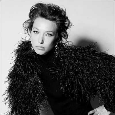 En parlant de Laura Smet, si Johnny est son c&eacute;l&egrave;bre papa, qui est sa m&egrave;re ?