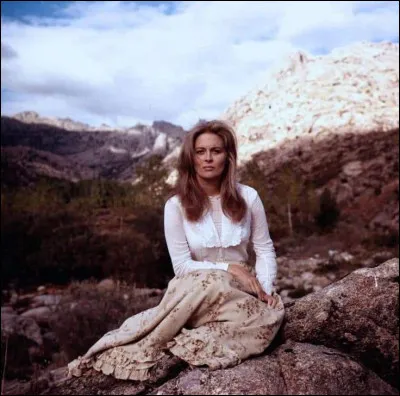 Quelle actrice donne la r&eacute;plique &agrave; Tommy Lee Jones dans le film "Les Yeux de Laura Mars", sorti en 1978 ?