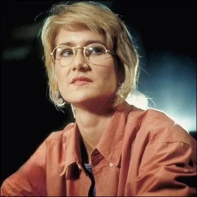 Dans quelle saga de films l'actrice Laura Dern a-t-elle jou&eacute; &agrave; trois reprises le r&ocirc;le du Dr Ellie Sattler ?