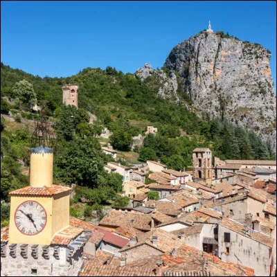Dans quelle r&eacute;gion la ville de Castellane est-elle situ&eacute;e ?