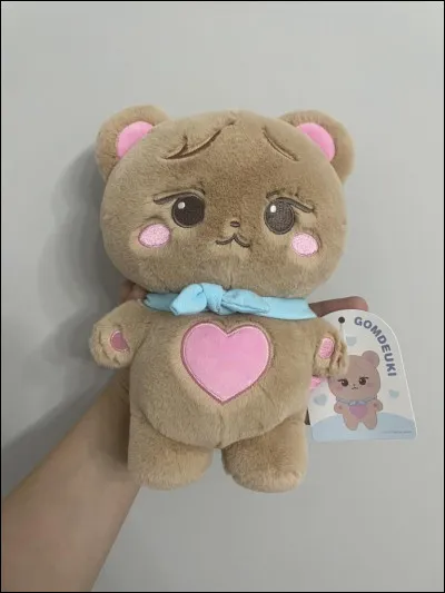 Comment s'appelle la mascotte de Jennie ?