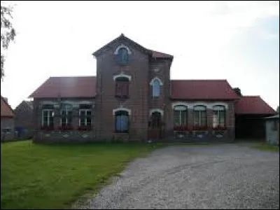 Je vous propose de rester dans les Hauts-de-France et de partir &agrave; Avelesges. Village de l'arrondissement d'Amiens, dans le Vimeu, il se situe dans le d&eacute;partement ...