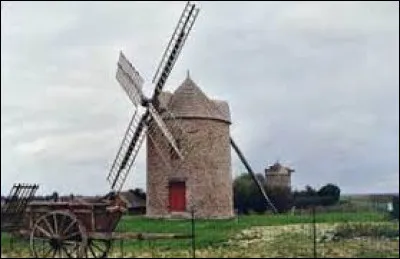 Je vous attends devant un des moulins &agrave; vent de Cherrueix. Commune bord&eacute;e par la Manche, dans la partie bretonne de la baie du Mont-Saint-Michel, elle se situe dans le d&eacute;partement ...