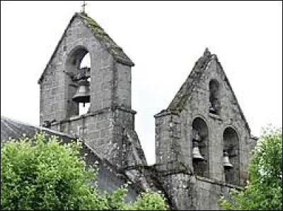 Voici l'&eacute;glise de l'Assomption-de-la-Tr&egrave;s-Sainte-Vierge et son double clocher-mur, &agrave; Magnat-l'&Eacute;trange. Village Creusois, il se situe dans l'ex r&eacute;gion ...