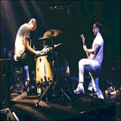 Joues-tu de la guitare ou de la batterie ?