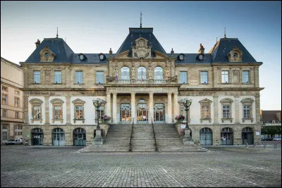 Sur la fa&ccedil;ade de quel h&ocirc;tel de ville peut-on lire ces mots grav&eacute;s ''s�ur et &eacute;mule de Rome'' ?