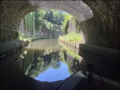 Quelles villes sont reli&eacute;es par le canal du Nivernais ?