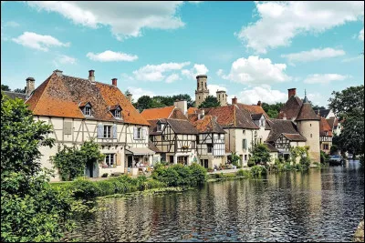 Quel est cette jolie petite ville aux maisons &agrave; pans de bois, entour&eacute;e par un rempart aux tours rondes ?