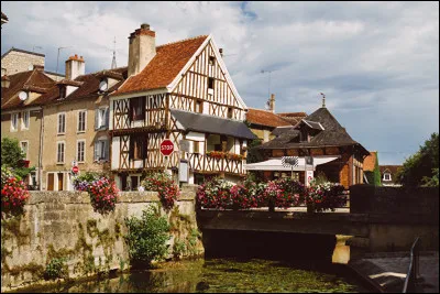 Quelle est cette petite ville baign&eacute;e par le Serein ''Porte d'or'' de la Bourgogne et capitale du prestigieux vin blanc de Bourgogne ?