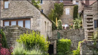 De vieilles maisons, une ancienne abbaye, une chapelle Notre-Dame, la promenade des remparts et une petite bille ronde avec un c�ur en graine de ma&iuml;s, o&ugrave; sommes-nous ?