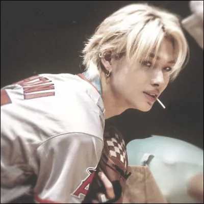 De quelle couleur sont ses cheveux dans le MV de ''Knife'' ?