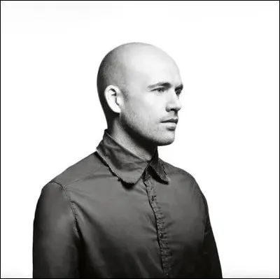 Qui est l'auteur de la chanson : ''Le monde passant'' ?