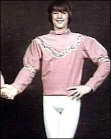 Quel est ce batteur d'un groupe de glam metal ?