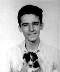 Quel est ce chanteur, ami des serpents et des chiens ?