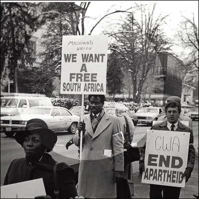 Quelle &eacute;crivaine, prix Nobel de litt&eacute;rature, qui a &eacute;crit "Le Conservateur", s�est engag&eacute;e dans ses &eacute;crits contre l�apartheid en Afrique du Sud ?