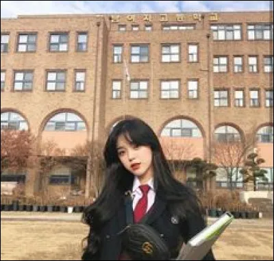 Une nouvelle &eacute;l&egrave;ve arrive en cours, elle ne conna&icirc;t personne et semble stress&eacute;e. Que fais-tu ?