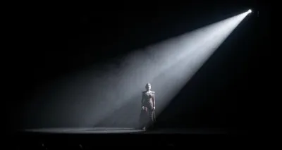 Quel acteur dont le vrai nom est ''Andr&eacute; Raimbourg'' chante ''Tiens, voil&agrave; le facteur'' ?