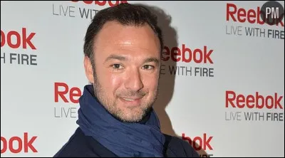 Qui est cet animateur et chroniqueur de radio et de t&eacute;l&eacute;vision fran&ccedil;ais qui a pr&eacute;sent&eacute; la premi&egrave;re saison de l'&eacute;mission de t&eacute;l&eacute;-crochet musicale ''X Factor'' ?