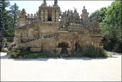 Quel est le nom de ce monument construit par le facteur Ferdinand Cheval ?