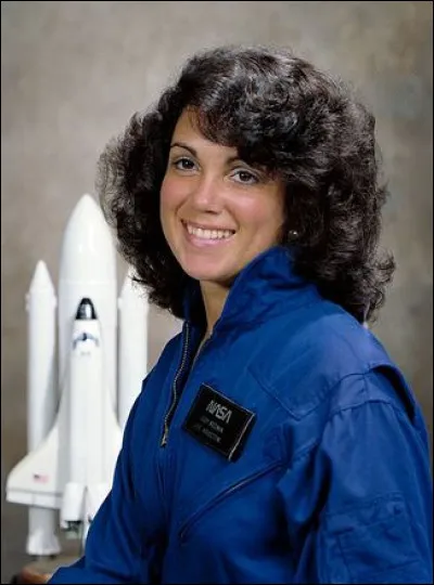 Judith Arlene Resnik est la deuxi&egrave;me astronaute am&eacute;ricaine qui d&eacute;c&egrave;de malheureusement dans l'explosion de la navette Challenger en...