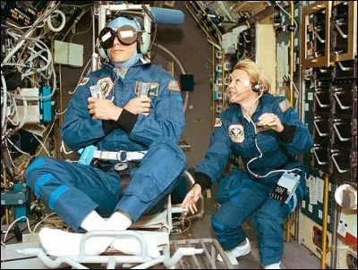 Quelle est la profession de Rhea Seddon qui r&eacute;alise en 1993 une s&eacute;rie de tests sur ses coll&egrave;gues dans la navette Columbia ?