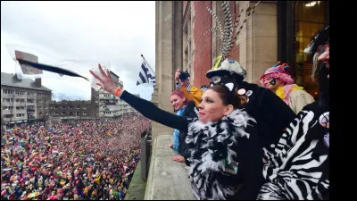 Quels poissons sont jet&eacute;s devant l�h&ocirc;tel de ville par le maire et son conseil municipal lors du carnaval de Dunkerque qui a lieu aux alentours de Mardi gras ?