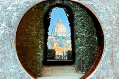 Un conseil : si vous passez par la Villa del Priorato di Malta, regardez par le trou de serrure qui se pr&eacute;sente &agrave; vous. Vous d&eacute;couvrirez un panorama sublime. O&ugrave; suis-je ?