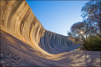J'attends depuis longtemps que cette vague, la "wave rock", se brise mais je crois que je vais partir faire un tour &agrave; dos de kangourou. O&ugrave; suis-je ?