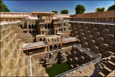 Je n'ai pas perdu le compte : 3500 marches r&eacute;parties sur treize &eacute;tages ! La visite du Chand Baori... c'est sportif. O&ugrave; suis-je ?