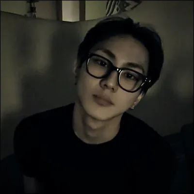 Hello ! Alors pour commencer, quel est son nom complet ?