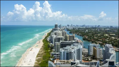 Lequel de ces &Eacute;tats am&eacute;ricains est surnomm&eacute; le "Sunshine State" (l'&Eacute;tat ensoleill&eacute;), bien qu'il soit aussi l'un des plus expos&eacute;s aux ouragans tropicaux ?