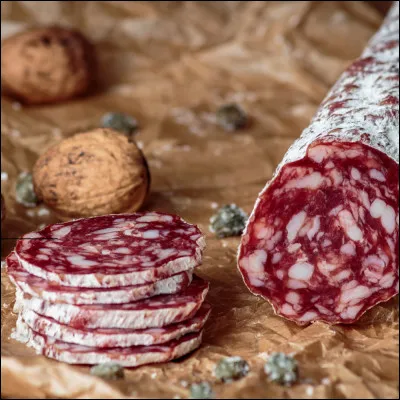 Avec quelle viande est confectionn&eacute; le saucisson d'Arles ?