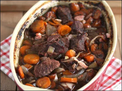 Quelle viande est utilis&eacute;e pour cuisiner la gardiane, sp&eacute;cialit&eacute; camarguaise ?