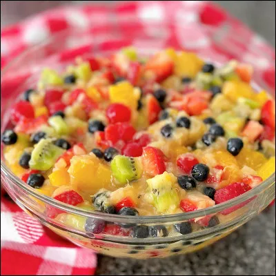 Quel fruit est souvent confondu avec un l&eacute;gume et est couramment utilis&eacute; dans les salades de fruits ?