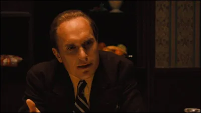 Sur cette image, nous le voyons dans le r&ocirc;le de l'avocat d'une famille mafieuse. Ce personnage est Tom Hagen. De quel film s'agit-il ?