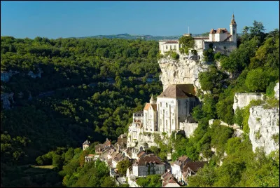 Quel est ce village du lot, o&ugrave; autrefois on montait l�escalier &agrave; genoux r&eacute;citant entre chaque marche le ''je vous salue Marie'' ?