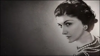 Qui est cette grande couturi&egrave;re, cr&eacute;atrice de la robe noire aux manches longues, coup&eacute;e au-dessus du genou ?