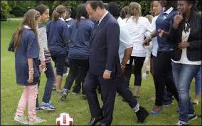 Il a 57 ans aujourd'hui (17 f&eacute;vrier), c'est un grand sportif fran&ccedil;ais et un homme politique ; de qui s'agit-il ?