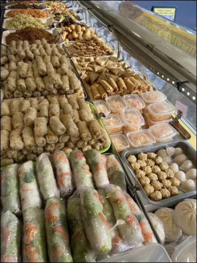 Le samoussa est un beignet originaire de l'Asie centrale et du Moyen-Orient qui est devenu un mets populaire dans le sous-continent Indien. De quelle forme est-il ?