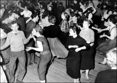 Pour quelle raison Jos&eacute;phine et Berthe courent-elles au Club &agrave; Gogo dans une chanson de Thierry Hazard ?