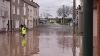 En photo on assiste au d&eacute;sastre caus&eacute; par la rupture d'une digue &agrave; Avrillon, en f&eacute;vrier 2026. Dans quel d&eacute;partement ?