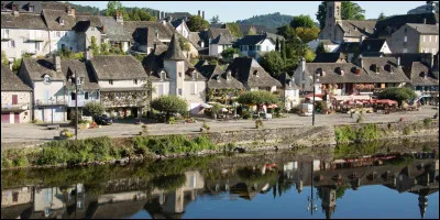 Quel est ce joli bourg au bord de la Dordogne, ancien port fluvial, qui fut un important centre de commerce aux XVIe, XVIIe et XVIIIe si&egrave;cles ?