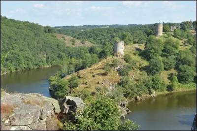 Dans quelle vall&eacute;e peut-on admirer les ruines de Crozant, entour&eacute;es d'une v&eacute;g&eacute;tation touffue et dominant le ravin ?