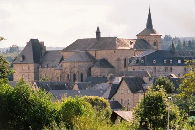 Quel est ce village, aux ruelles regroup&eacute;es autour de l'abbaye b&eacute;n&eacute;dictine, avec des maisons en granit, des toits couverts d'ardoises, situ&eacute; en bordure du plateau de Millevaches ?
