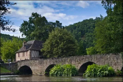 L e Saillant est un tout petit village &agrave; la sortie des gorges de la V&eacute;z&egrave;re. Celle-ci est enjamb&eacute;e par un joli pont m&eacute;di&eacute;val avec sur la rive droite, un ch&acirc;teau. De qui sont les vitraux que l'on peut admirer dans la petite chapelle au centre du village ?