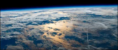 Qui est l'auteur du roman "De la Terre &agrave; la Lune" ?