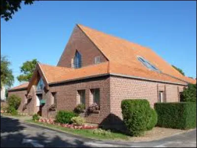 Nous sommes maintenant &agrave; Heuringhem. Commune des Hauts-de-France, dans l'aire d'attraction Audomaroise, elle se situe dans le d&eacute;partement ...