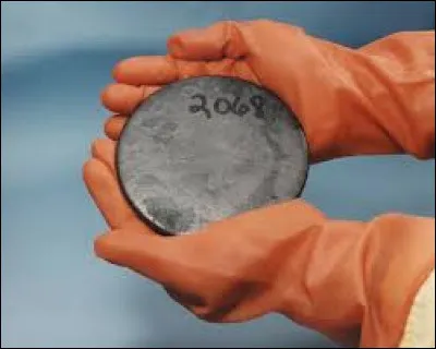 Quel est le symbole chimique de l'uranium ?